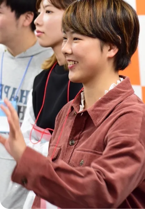 イベントに参加する女性