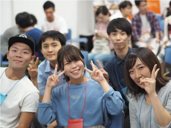 カメラに向かってピースする学生たち